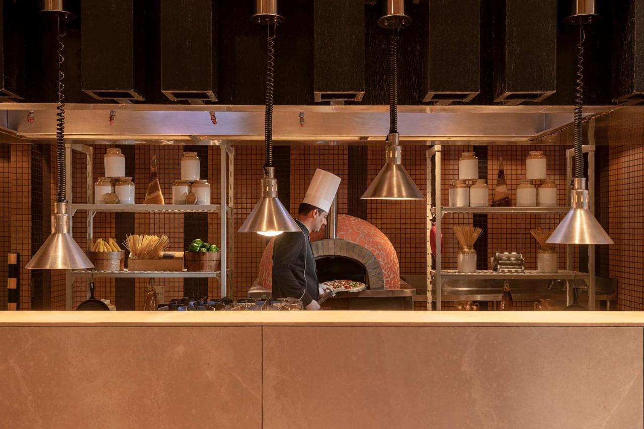 Radisson Blu Hotel Amritsar Exteriér fotografie A chef working in a restaurant kitchen