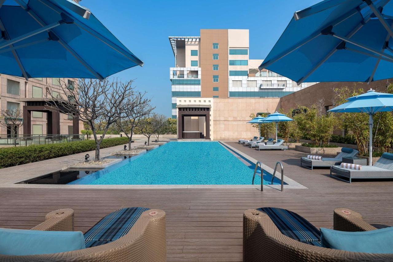 Radisson Blu Hotel Amritsar Exteriér fotografie The pool at the hotel