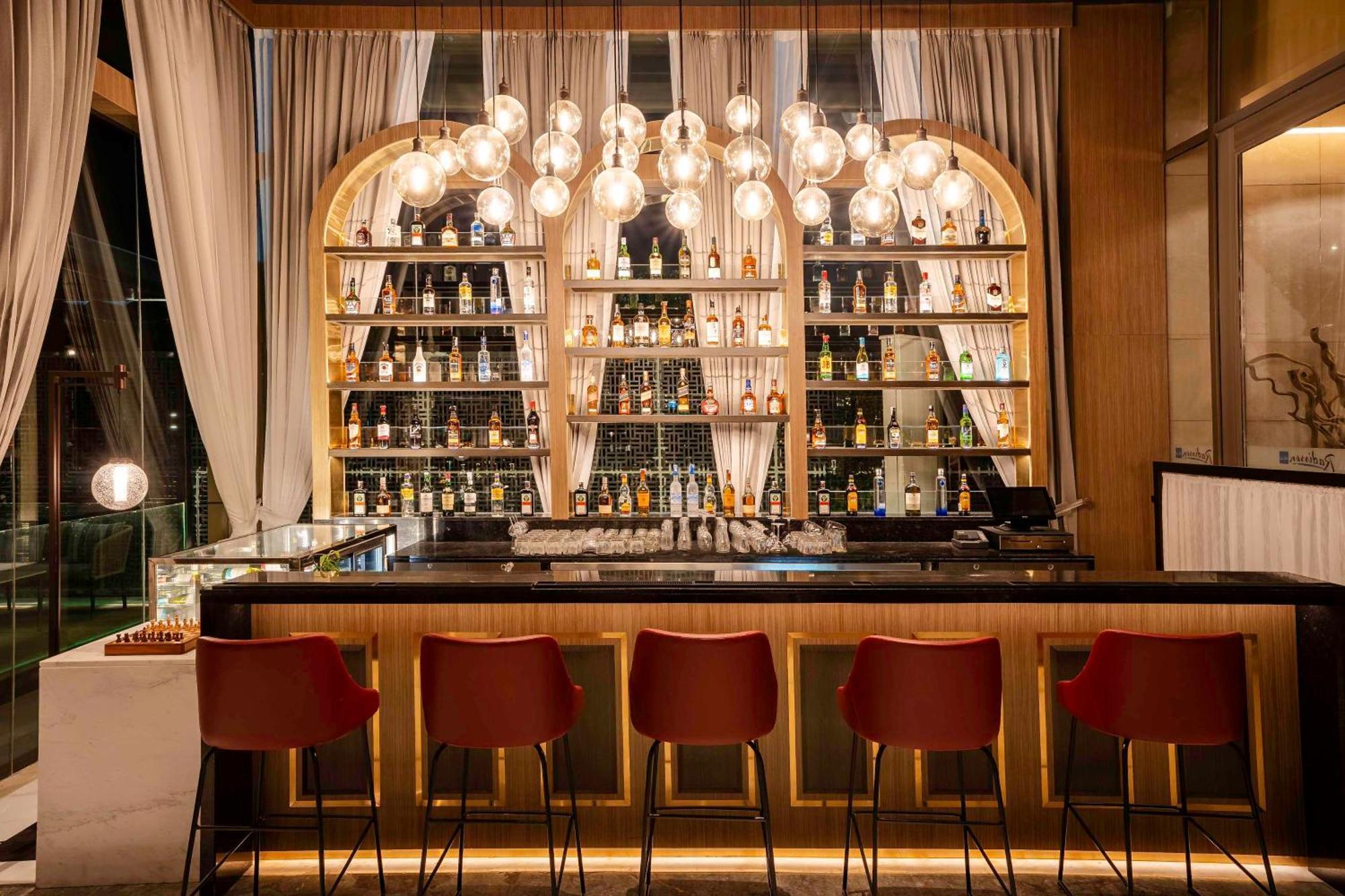 Radisson Blu Hotel Amritsar Exteriér fotografie The bar at the 101 Skybar
