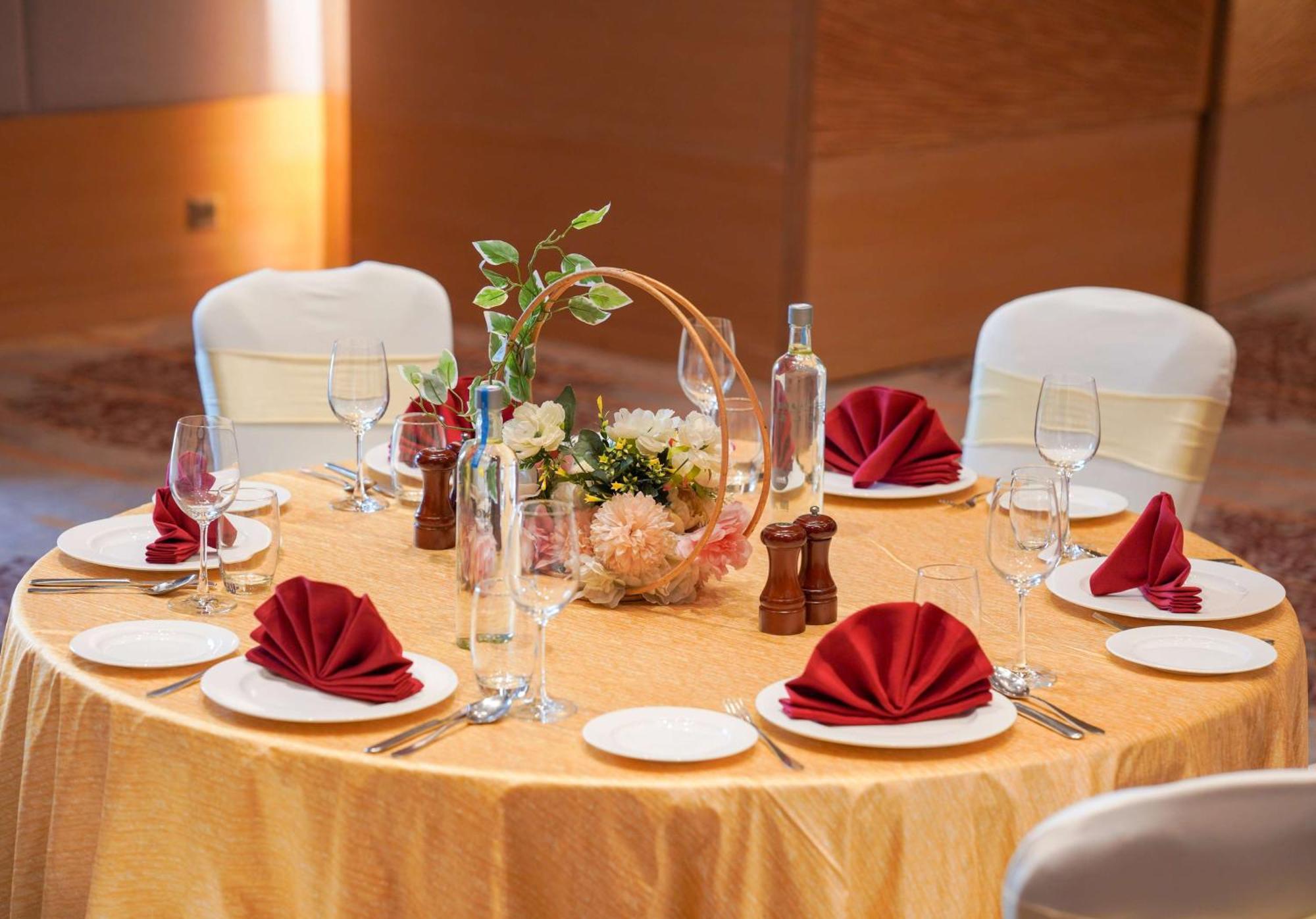 Radisson Blu Hotel Amritsar Exteriér fotografie A table set for a formal dinner