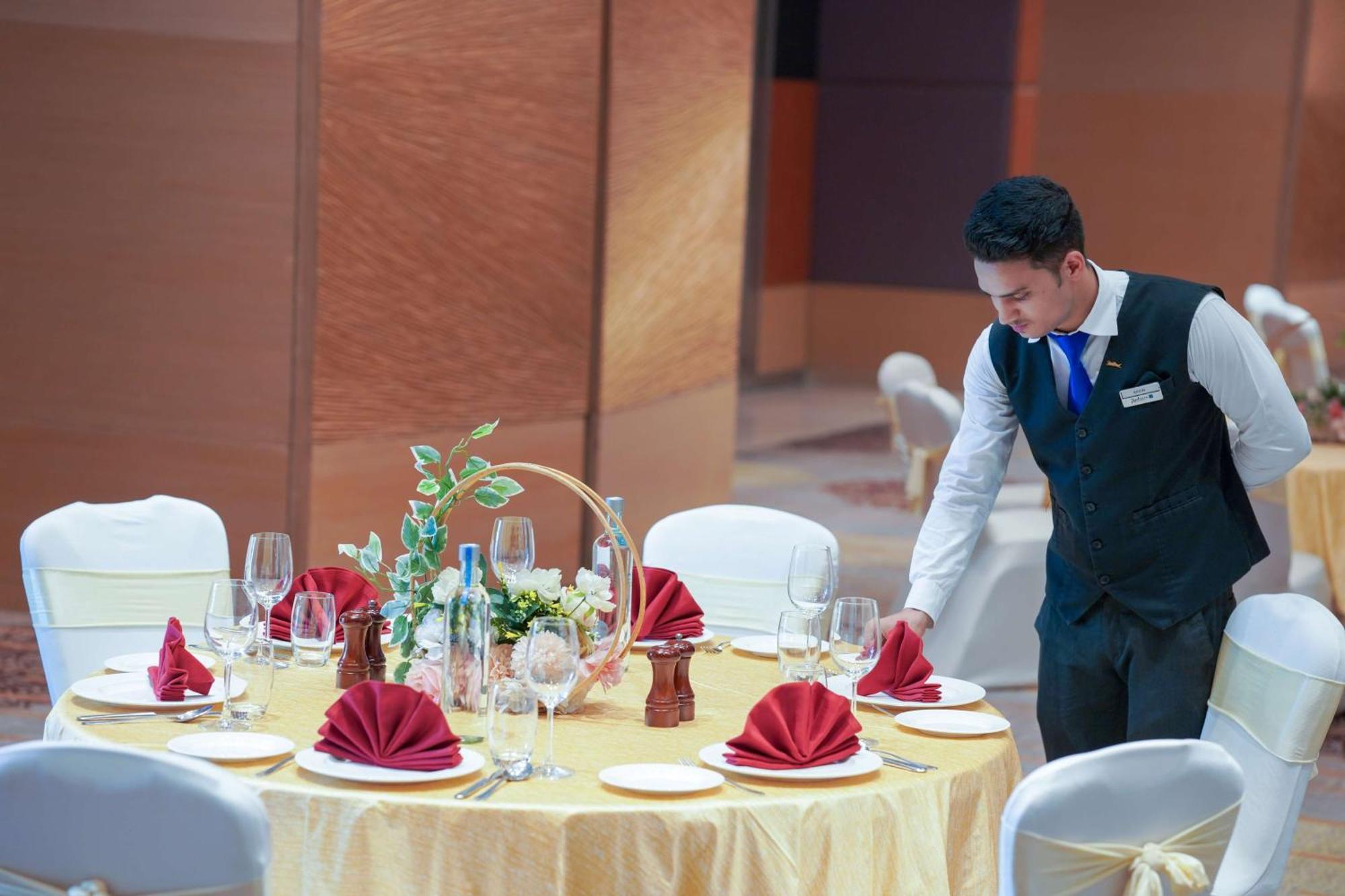 Radisson Blu Hotel Amritsar Exteriér fotografie A restaurant server