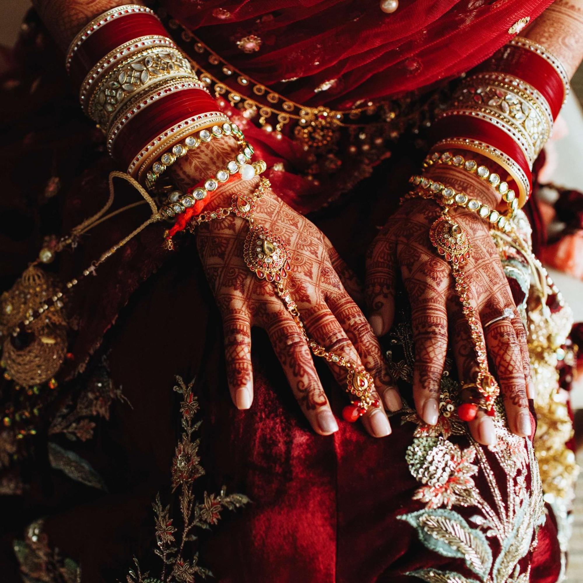 Radisson Blu Hotel Amritsar Exteriér fotografie A bride with henna on her hands
