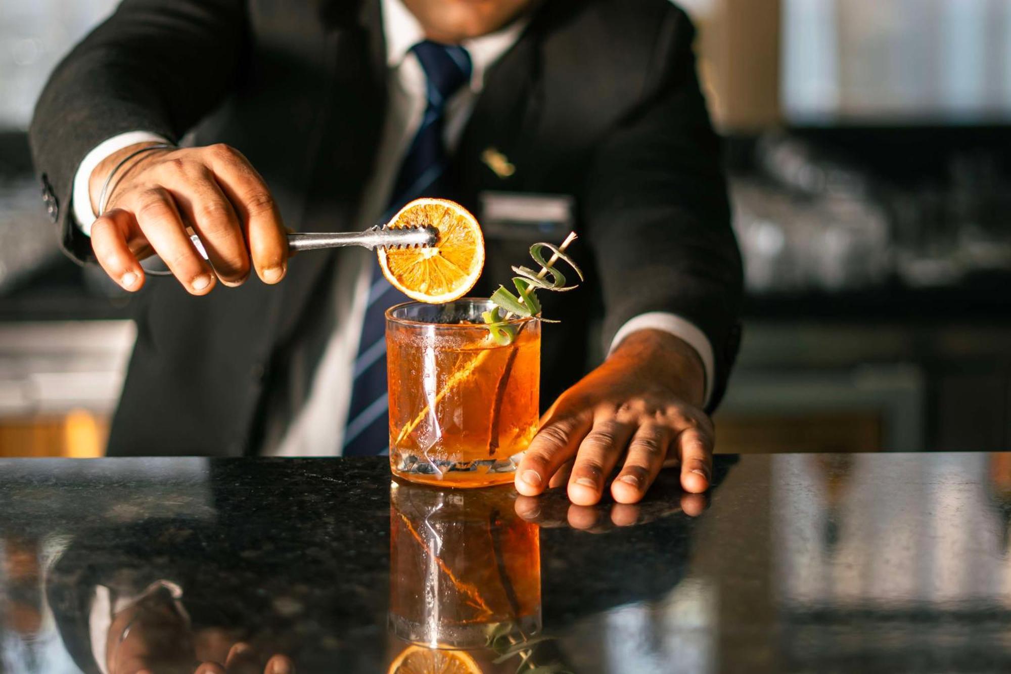 Radisson Blu Hotel Amritsar Exteriér fotografie A bartender preparing a cocktail