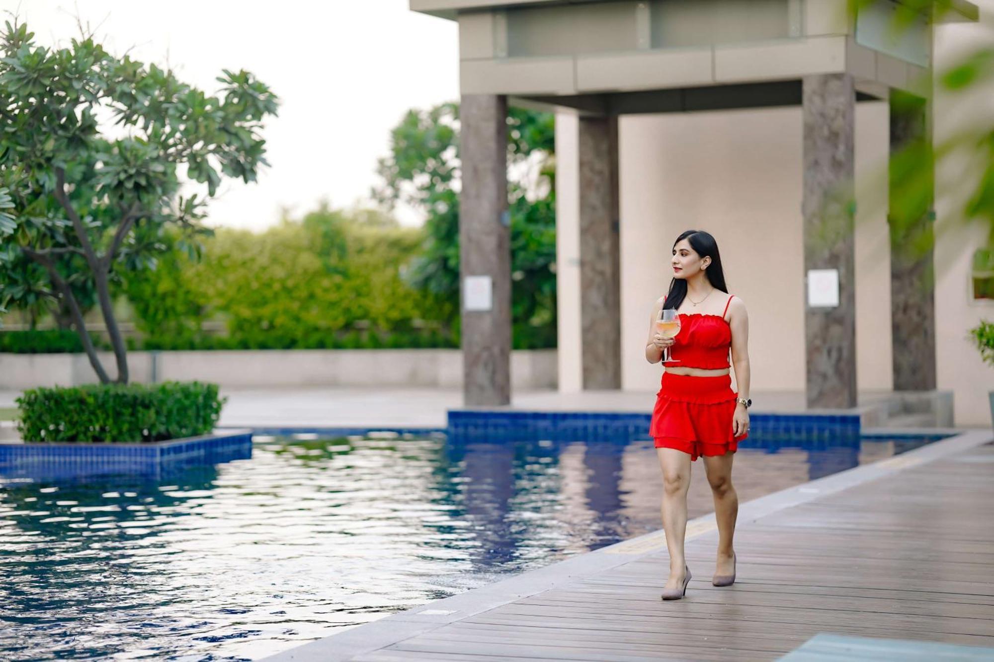 Radisson Blu Hotel Amritsar Exteriér fotografie A woman walking by a pool
