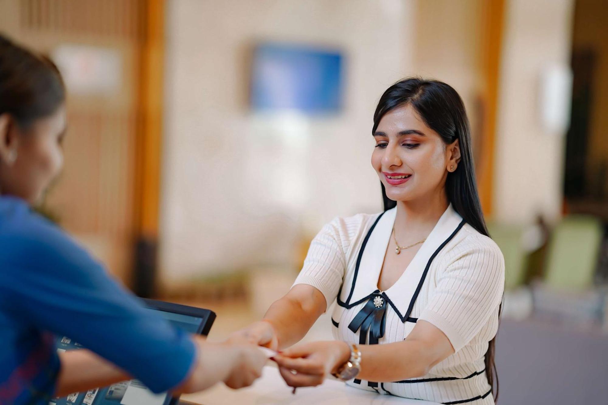 Radisson Blu Hotel Amritsar Exteriér fotografie A hotel receptionist