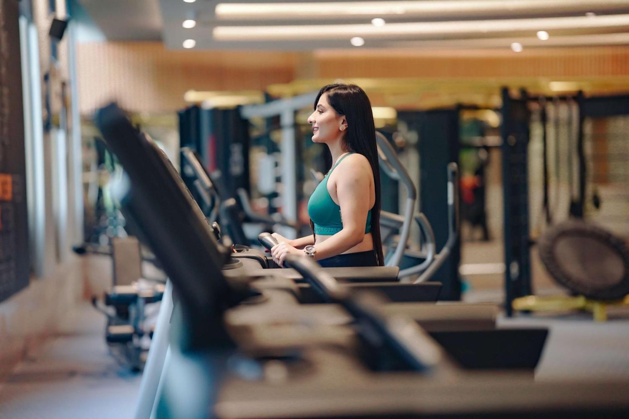 Radisson Blu Hotel Amritsar Exteriér fotografie A woman on a treadmill