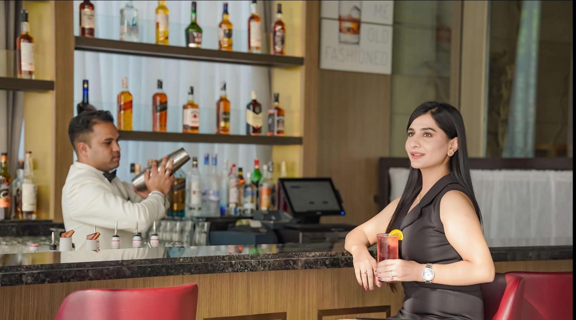 Radisson Blu Hotel Amritsar Exteriér fotografie A woman at a bar