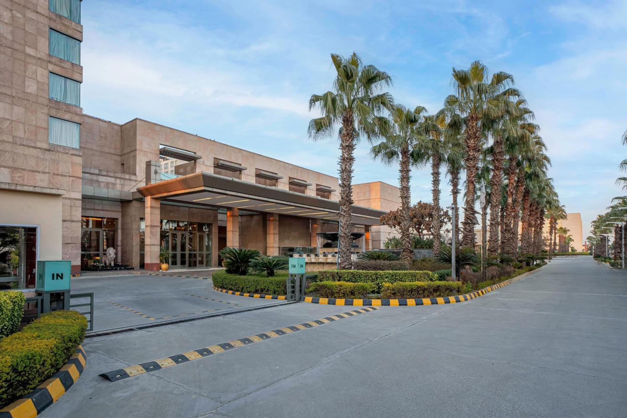 Radisson Blu Hotel Amritsar Exteriér fotografie The Leela Palace, New Delhi
