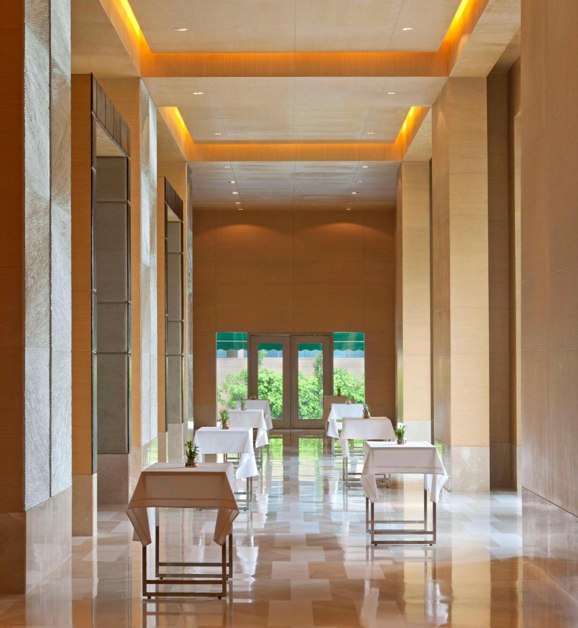 Radisson Blu Hotel Amritsar Interiér fotografie The restaurant at the hotel